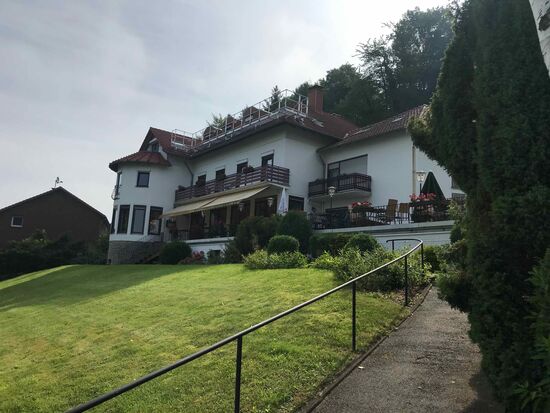 Am nächsten Morgen ist es wieder schön, Zeit für einen Rundgang durch den Ort. Da das Hotel seinen Restaurantbetrieb erst Mittwoch wieder aufnimmt, muss ich mich im Dorf umschauen.