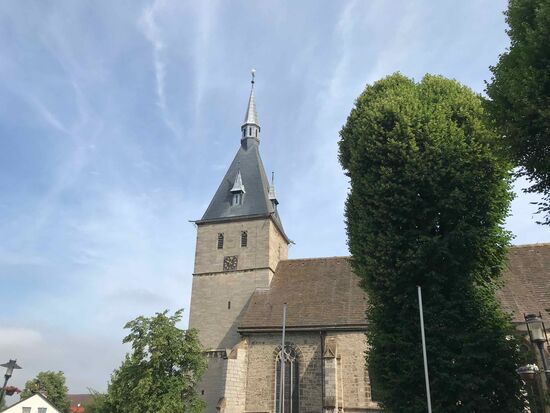 Nochmal die erste Kirche mit blauem Himmel.