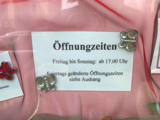 Das mit dem Restaurantbesuch heute Abend hat sich erledigt, auch in der anderen Lokalität ist Montags Ruhetag. Also nach Nahkauf, alles für ein Essen auf der Terrasse kaufen und den Ruhetag genießen.
Weiter geht es dann am Dienstag. Und ich bin überzeugt, in Höxter oder Holzminden werde ich auch mittags geöffnete Biergärten finden