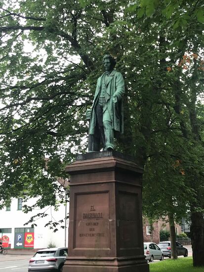 Der hat die Baugewerkschule in Holzminden gegründet.