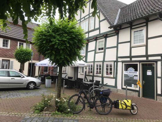 Und genau gegenüber vom Reichspräsidentenhaus gibt es diesen versteckten Thai.