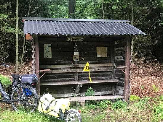 Die "Bergstation", hier liegt tatsächlich ein Hüttenbuch aus, um sich einzutragen. Erledigt und weiter.