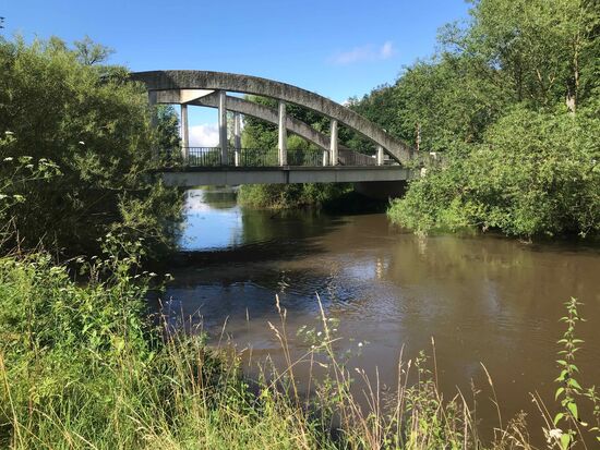 Die Leine wird überquert und es geht ein paar km in Flußnähe entlang.