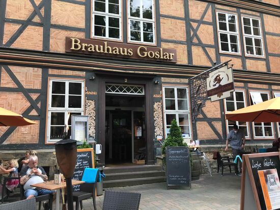 Ich habe mich hier verabredet.