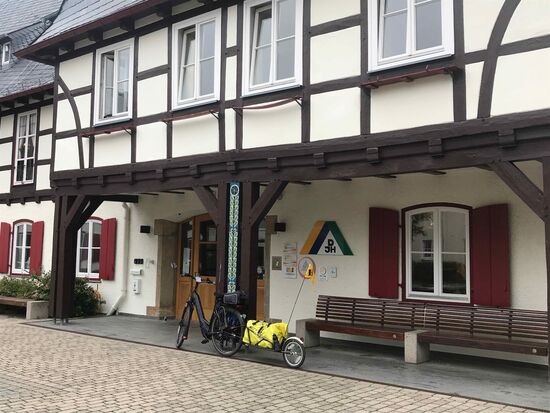 Abfahrbereit vor der Jugendherberge.