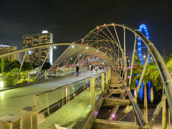 Die Helix-Bridge, die dem menschlichen DNA- Strang nachempfunden wurde mit dem Singapore-Flyer (momentan welthöchstes Riesenrad) im Hintergrund.