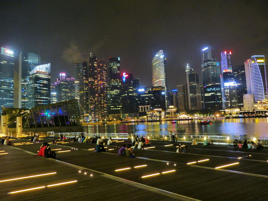 Nachtimpressionen an der Marina Bay mit Blickrichtung Skyline