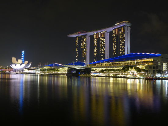 Das berühmte Marina Bay Sands Hotel mit der "Lotusblüte" am linken Rand, welches das Naturkundemuseum beherbergt.