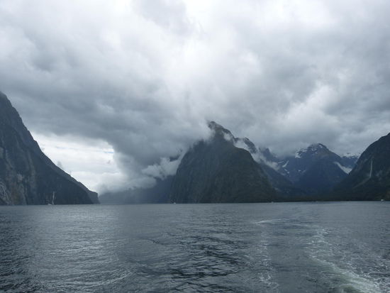 Milford Sound in mystischer Stimmung 
Aussicht auf den Mitre Peak