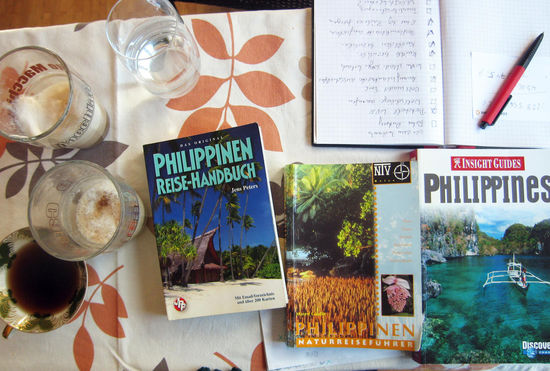 Nur noch ein Dutzend Tage, dann geht es los! Beim Milchkaffee kommt Urlaubsstimmung auf ... Hurra! Bald geht es los ...