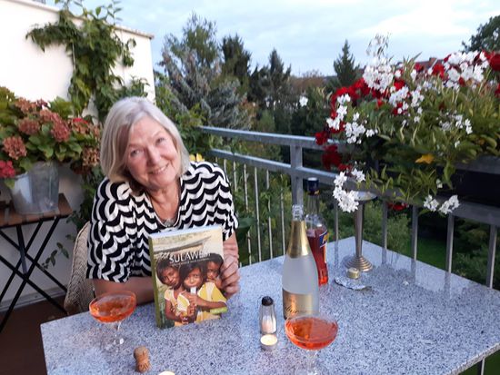 Reiseplanung soweit abgeschlossen. Grund genug zum Anstoßen auf dem Sommerbalkon.