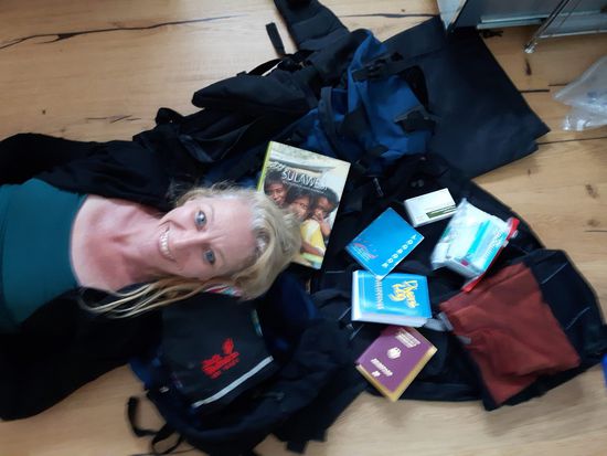 Die wichtigsten Dinge sind zusammen: Tauch-Logbuch, Reisepass und Reisegefährtin. Alles in den Rucksack und ab geht's!