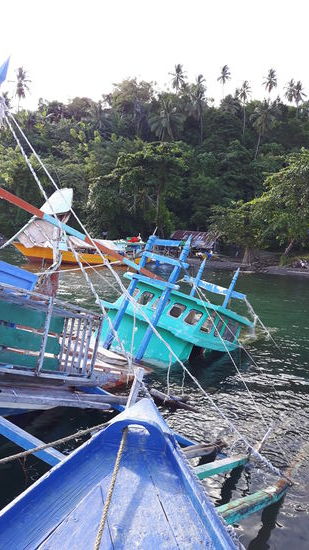 oben Absurdistan - unten Schlamm. Mit dem Kopf fast im Sand: Ines und Maritta