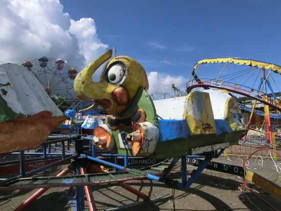 Absurde Tauchplätze, absurde Tiere, da sollte doch ein "Absurd" auch für das Landleben bleiben. Hier ein Rummelplatz. Mitten in der Stadt und - voll in Betrieb! Einfach schön!