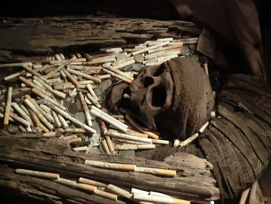 Zigaretten und Kleingeld: Opfergaben, die den Toten ins zweite Leben geleiten sollen.