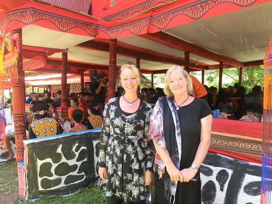 Schwarz ist auch auf Beerdigungszeremonien in Tana Toraja angesagt.