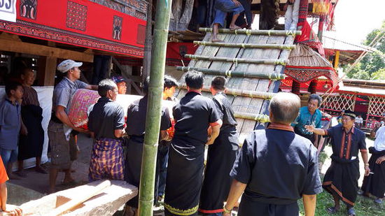 Der Sarg mit dem Verstorbenen wird zur Aufbahrung gebracht.