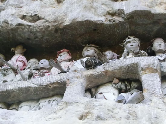 In dieser imposanten Felswand stehen viele alte Tao Taos. Solch eine Statue können sich nur Wohlhabende leisten, denn die Voraussetzung dafür ist eine Zeremonie, bei der mindestens 24 Wasserbüffel geopfert werden.