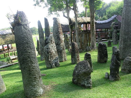 Selbst die imposanten Megalithen haben mit dem Totenkult zu tun. Ein Megalith kann ausschließlich für eine Persönlichkeit einer hohen Kaste aufgestellt werden.