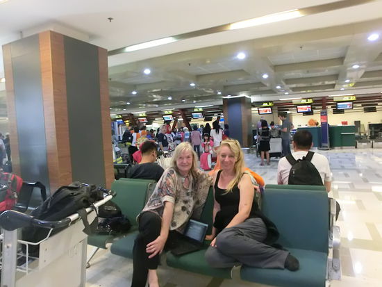 Flughafen in Makassar: noch wissen wir nicht, dass unser verschobene Flug auch Probleme machen wird ... letztendlich gibt's neue Tickets nach Manado.