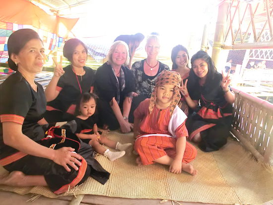 Die Selfies, wie hier auf der Beerdigung, die wir besucht haben. Da sind die Indonesier ganz weit vorne. Die Initiative geht immer von ihnen aus. Mal scheu, mal forsch. Stolz sind sie auf die Fotos und ich frage mich, wie oft wir wohl auf Facebook und Co. landen werden?