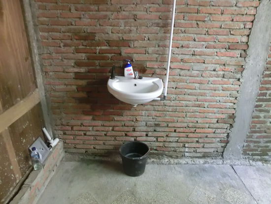 Wie gut, wenn man ein Bad nach europäischem Stil hat. Wenn auch mit kleinen Abweichungen. Die Seife war nur Deko (immer leer). Das Wasser tröpfelte nur, aber duschen konnte man. Kalt, versteht sich.