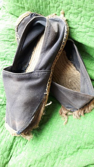 Ein starker Abgang: als Erinnerung an den Tod, als durchgelatschtes Paar Schuhe von Ines und als unseren Abgang von der herrlich wild-schönen Bühne Tana Torajas!