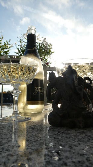 der Himmel klart jetzt doch nochmal auf und lässt sowohl "Feierlaune" als auch Ganesha (aus Hongkong) in ganz besonderem Licht erstrahlen