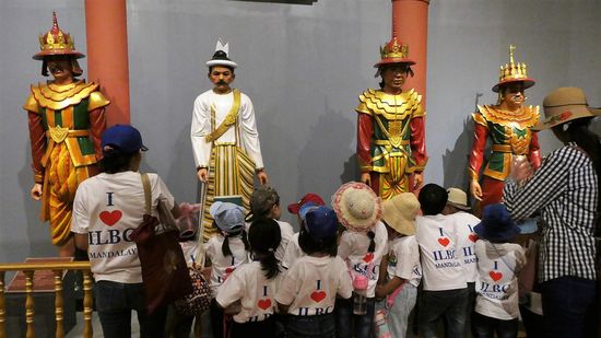 Schulklasse im Museum. Unterricht auf Englisch