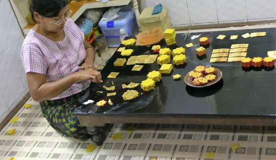 im nächsten Raum werden die hauchdünnen Blätter (so dick wie ein Tintenstrich) von Arbeiterinnen zurecht geschnitten und in 10er Packs sortiert..