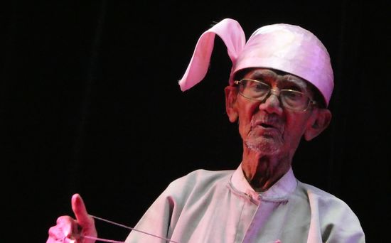 der Chef des Theaters ist weit über 90 und immer noch aktiv.