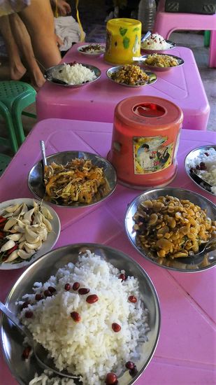zum Lunch gabs Reis Tomatensalat und Teeblättersalat. Und wems nicht scharf genug war, Knoblauch und Chili pur zum draufbeissen