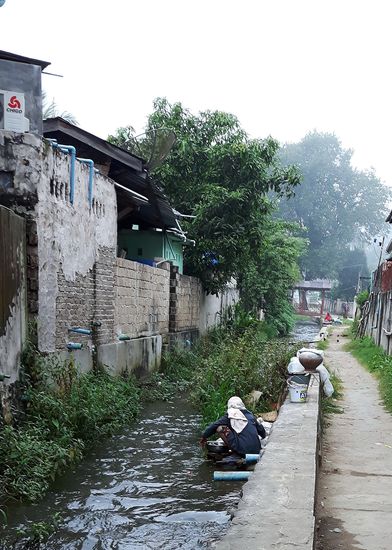 das Geschirr wird dort gewaschen. Einen näheren Blick in das Wasser möchtet Ihr nicht sehen.