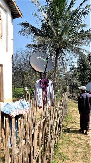 riiiichtig! Das hat hier ebenso Einzug gehalten wie ein Handy.. Gekocht wird noch auf offenem Feuer (fast überall übrigens), aber ein Handy hat ausnahmslos jeder!