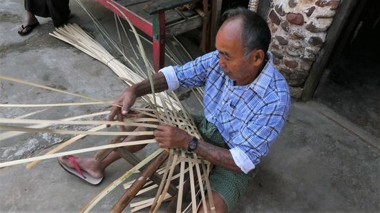 einem Korbflechter über die Schulter geschaut