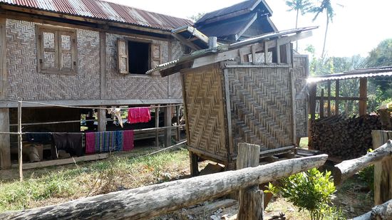das kleine Häuschen vorne ist das Klohaus. Üblich sind noch die Tritte und ein großer Eimer mit Wasser daneben und mit einem Schälchen gießt man dann nach.