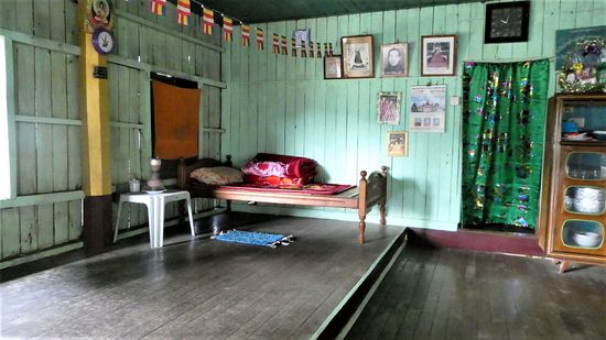 Bett eines Mönches im Kloster. Suchbild: Wo ist die Matratze?