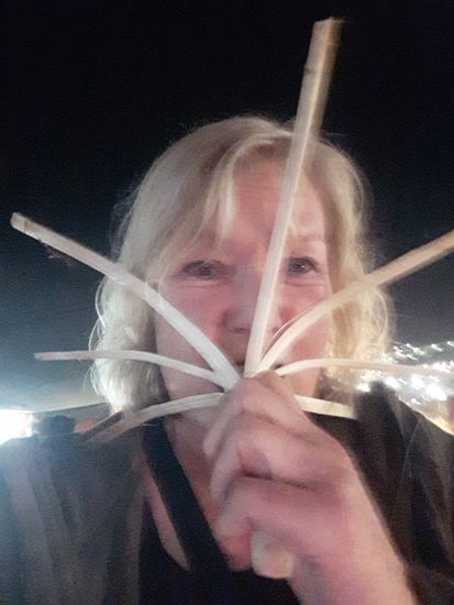 Ihr wolltet ein Foto? Bitteschön.  Das sind übrigens Bambusstangen, gefüllt mit Sticky Rice, süßem Reis.  Eine tierische Arbeit, das herzustellen. Wird für ein paar Cent verkauft. Leeeeeeecker!