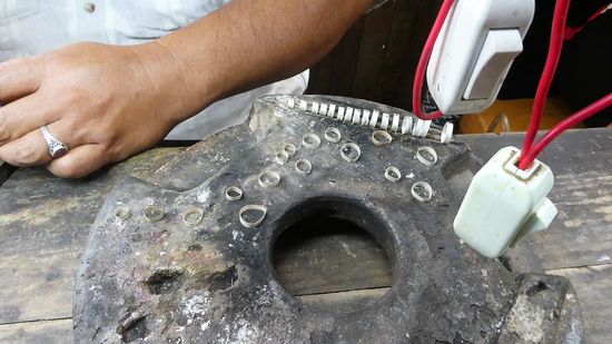 da werden die Ringe für die Fische hergestellt