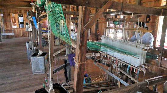 Hier werden dan die Stoffe gewebt. Ein einfacher kleiner Schal kostet um die 250 €.
Mittlerweile kaufen wohl internationale Modedesigner ein.