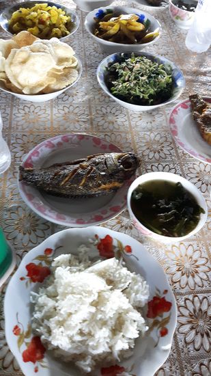 wir halten zum Lunch in einem Dorf und bekommen das typische Essen hier. Einfach nur köstlichst!!!