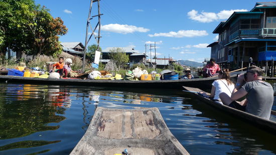 die Dame des Hauses hat mit uns dann auch noch eine Runde mit dem kajak durchs Dorf gedreht. Eine ganz schon wackelige Angelegenheit. Sie hat sich sicherlich kaputt gelacht über unsere Paddelkünste