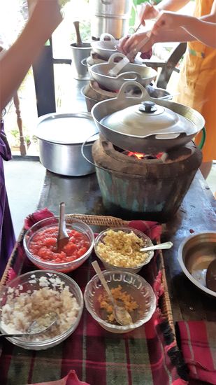 in den Steintöpfen befindet sich Holzkohle - die klassische Herdplatte hier