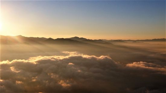über den Wolken - unbeschreiblich - ohne Blech und Fenster wie im Flugzeur, nur ein Korb.