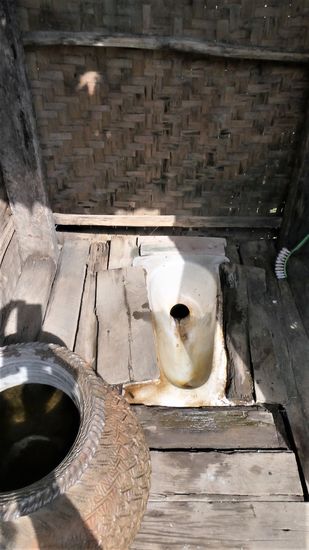 so sehen die Toiletten in den Dörfern aus. Nix für zarte Gemüter