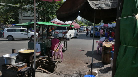auf dem Weg zur Shwedagon vorbei an Essensständen