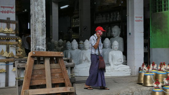 Schuhe ausziehen – ist ok – aber in der Sonne auf den heissen Steinen kann man dann schon mal hüpfen – vor Freude und vor heiss.
Ein magischer Ort.
Manche Menschen legen oder legen sich einfach auf den Boden. Meditieren, oder einfach ausruhen.