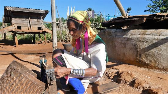 hier dreht sie die einzelnen Baumwollflocken durch eine Presse, um den Kern zu entfernen