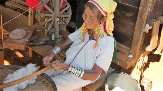 mit einem Gerät, welches aussieht wie ein Bogen, werden die einzelnen Flocken aufgelockert und aufgeplustert.