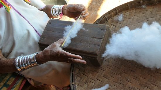 über ein Stäbchen werden kleine Rollen geformt